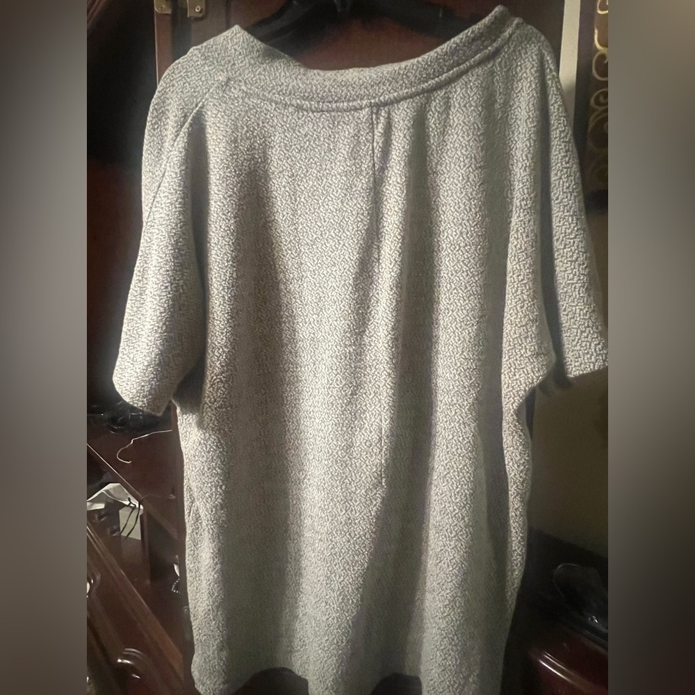 Elegant Gray V-Neck Short Sleeve Top - Picture 3 of 3